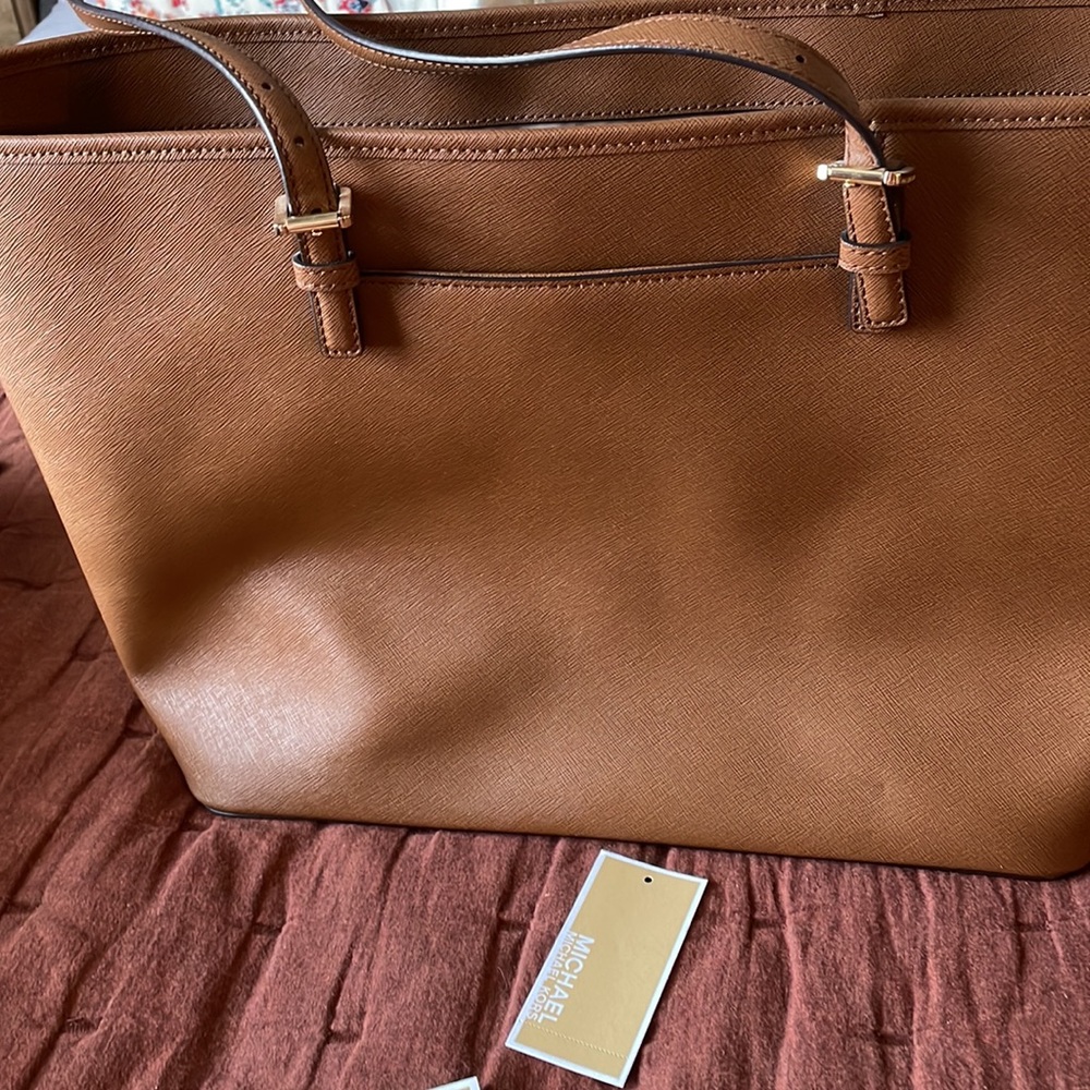 Micheal Kors new with tags jet set travel luggage. Large carry all tote. - Picture 5 of 7